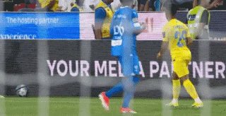 C罗吃红牌，对裁判抬起拳头又放下，利雅得胜利出局