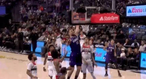 开云体育下载-萨博尼斯回归后上演精彩单臂暴扣，首节国王已领先奇才11分