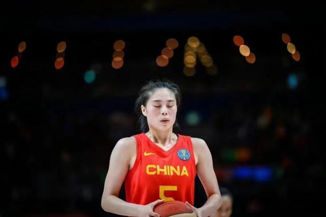 开云体育下载-抢断、罚球、防守 生死时刻王思雨三招生擒袋鼠