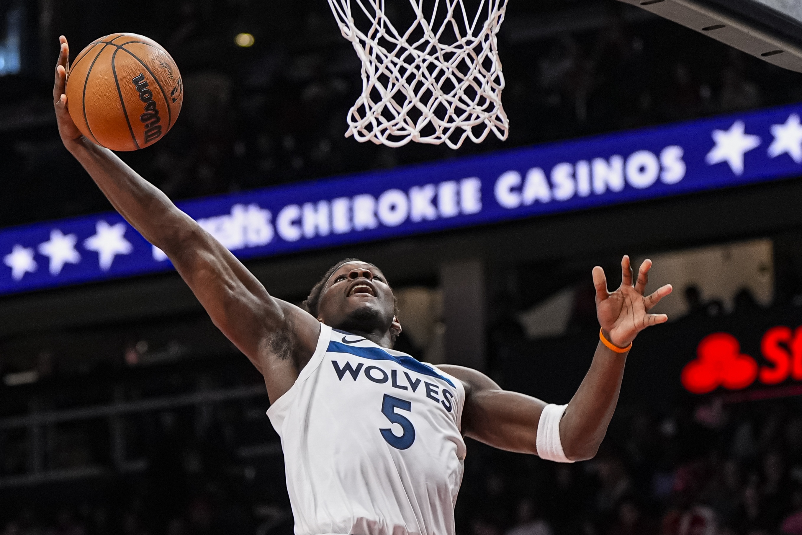 爱德华兹:我第四节就打低位&我练了一夏天 因为我总被各种包夹